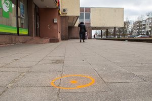 Įtartini žymėjimai ant šaligatvio išgąsdino panevėžiečius: ką jie reiškia?