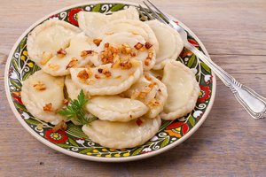 Ukrainietiški virtinukai su bulvių ir sūrio įdaru: niekas neatsisakys pakartoti