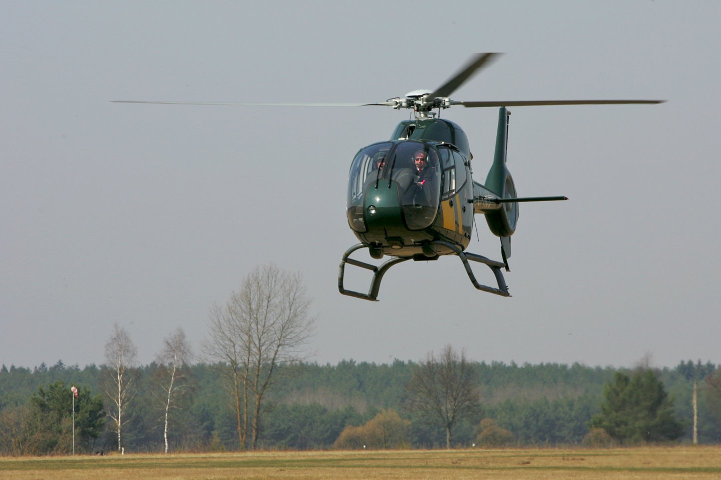 Pasieniečių sraigtasparnis užfiksavo, kaip 6 migrantai iš Baltarusijos pateko į Lietuvą: turėjo tik vieną prašymą.<br>V.Ščiavinsko nuotr.