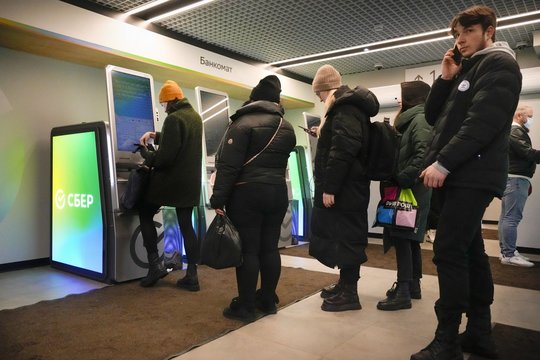 Dėl patiriamų sankcijų Rusijoje priimtas drastiškas sprendimas: valiutų grynaisiais rinka uždaroma pusmečiui