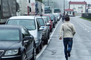 Kas iš tiesų vyksta Baltarusijoje: išgirdę apie slaptus vizitus į namus vyrai masiškai sprunka iš šalies