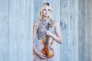 Scenoje – smuikininkė Mari Poll ir dirigentas Robertas Šervenikas