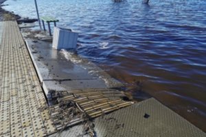 Akivaizdu: milijonus kainavęs kelias Šilutė–Rusnė griūva neatlaikęs potvynio