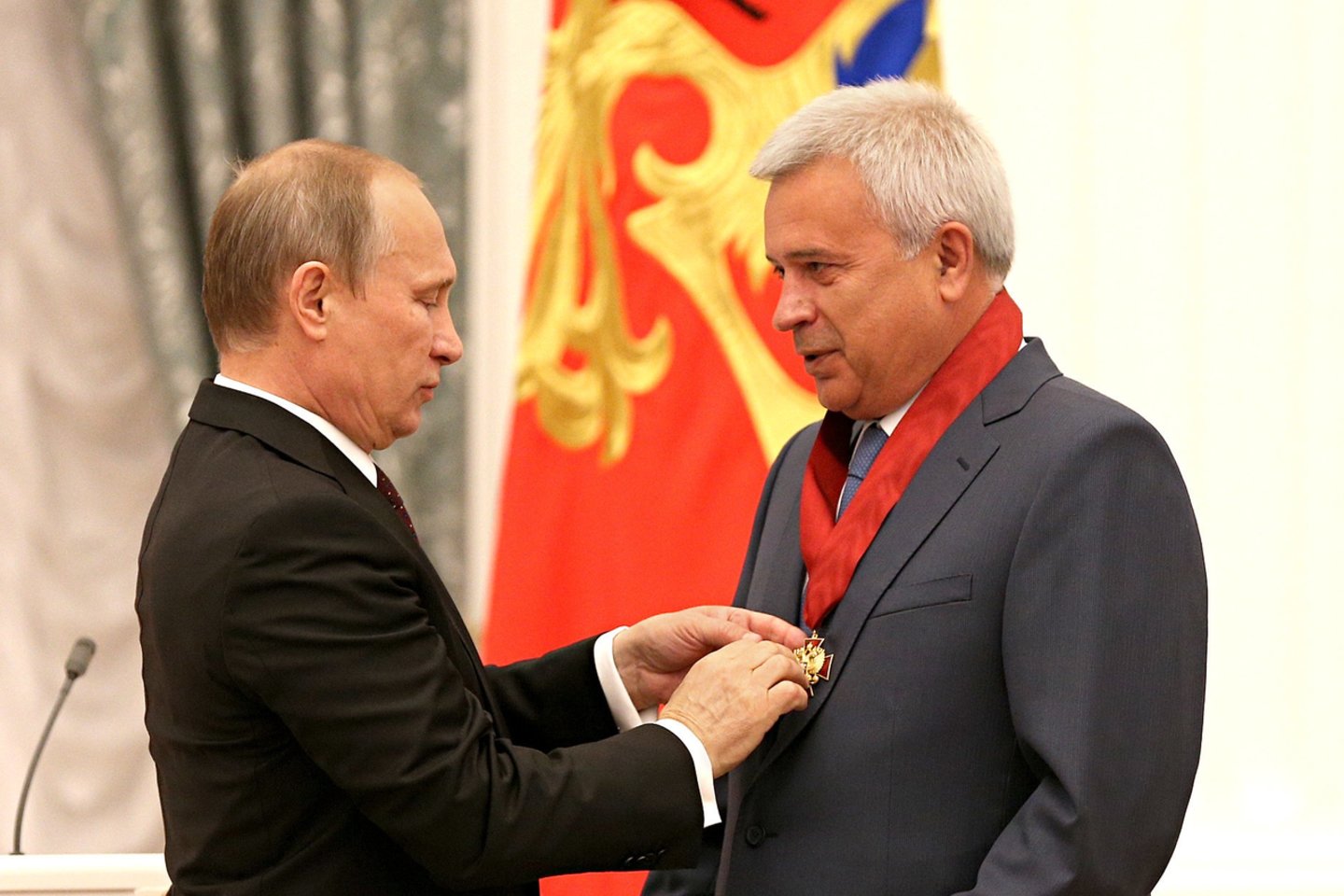V.Putinas (kairėje) apdovanoja V.Alekperovą ordinu už nuopelnus tėvynei.<br>„Lukoil“ nuotr.