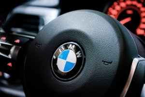 BMW atšauks beveik milijoną automobilių: gali užsidegti variklio skyrius