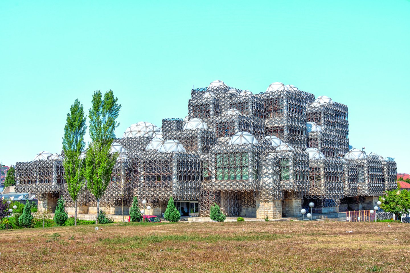 Nacionalinė Kosovo biblioteka, suprojektuota kroatų architekto A. Mutnjakovičiaus.