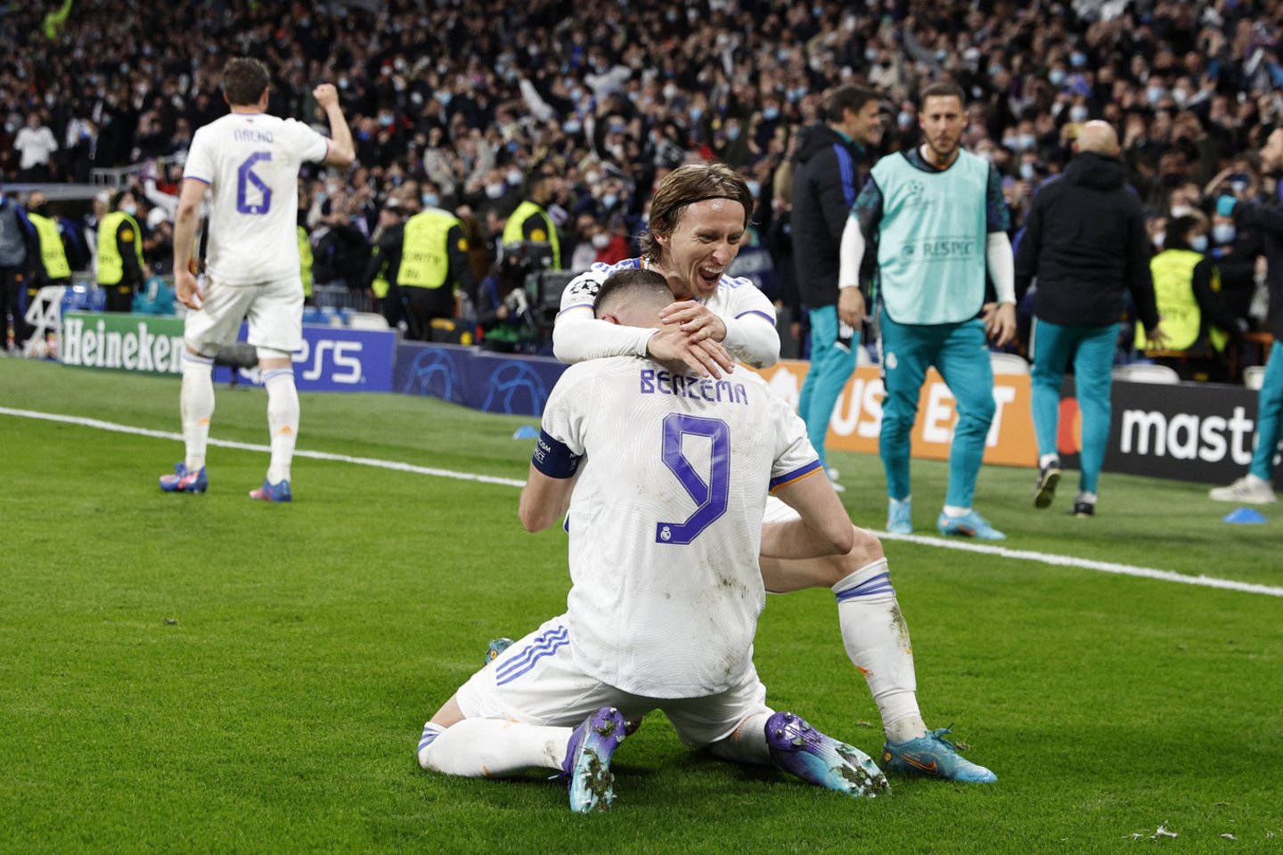„Real“ sukūrė futbolo stebuklą – K.Benzema trys įvarčiai paliko PSG be Čempionų lygos ketvirtfinalio.<br>Reuters/Scanpix nuotr.