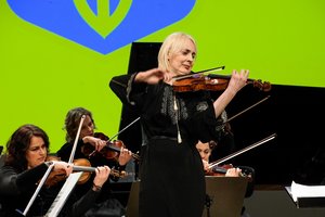 Smuikininkė iš Ukrainos M. Kotorovych Klaipėdos koncertų salėje atliko jausmingą kūrinį