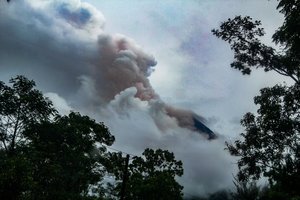 Indonezijoje išsiveržus ugnikalniui šimtai žmonių palieka namus