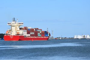 Laivybos kompanijos skelbė nutraukusios santykius su Rusija, tačiau ankstesni užsakymai dar vykdomi