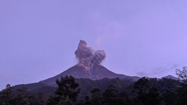 Indonezijoje išsiveržė vienas aktyviausių ugnikalnių: šimtai žmonių priversti palikti namus