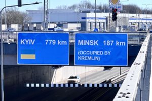 Naujieji kelio ženklai Vilniuje – laisvajam Kijevui ir okupuotam Minskui
