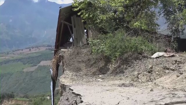 Peru purvo nuošliauža po žeme palaidojo dešimtis namų: gyventojai griuvėsiuose bando atrasti savo daiktus