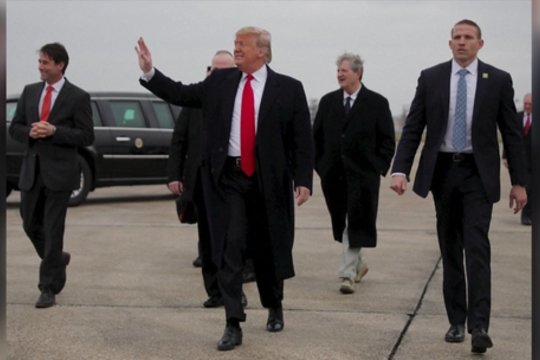 JAV eksprezidento D. Trumpo lėktuvas dėl gedimo buvo priverstas neplanuotai nusileisti