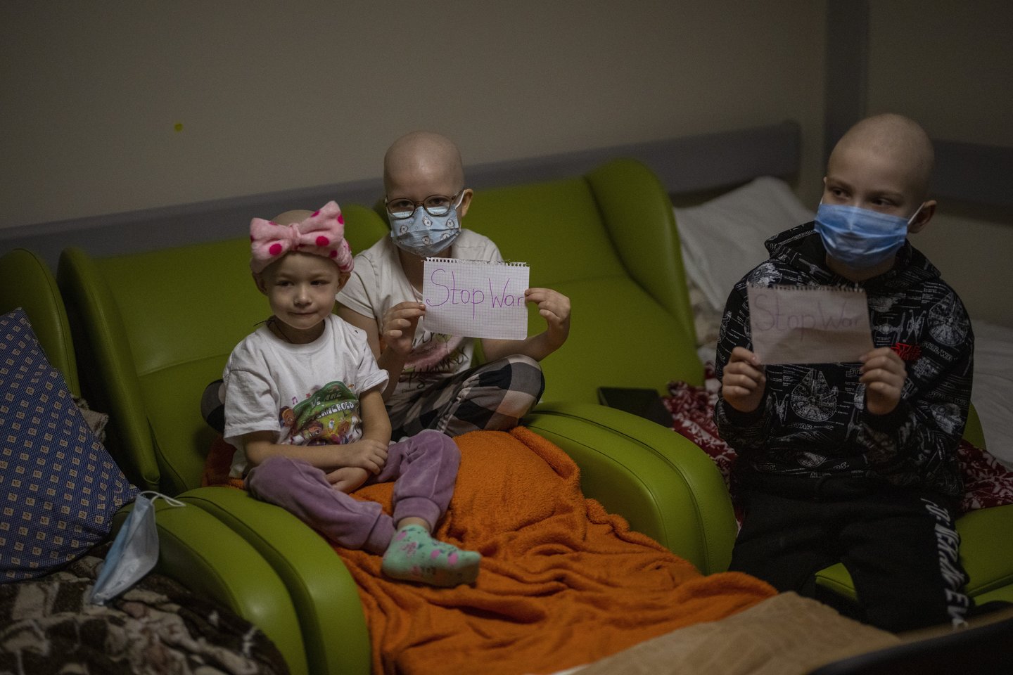 Vėžiu sergantys vaikai Ukrainoje priversti tūnoti slėptuvėse.<br>Scanpix/AP nuotr.