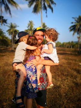 Paaiškėjo negirdėti faktai apie trijų vaikų ir trijų knygų tėvą Simoną Urboną