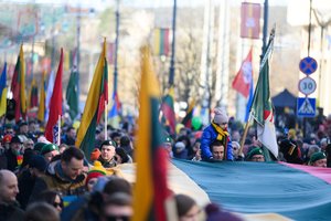 10 tūkst. žmonių Vilniuje pagerbė Lietuvos ir Ukrainos laisvę: skambėjo šūkiai „Putinai, eik lauk iš Ukrainos“