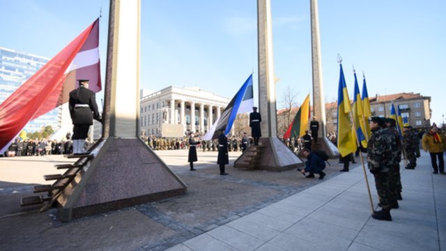 Vilniuje iškeltos Baltijos šalių vėliavos: iškilmingame renginyje pagerbti ir Ukrainos žmonės bei žuvusieji