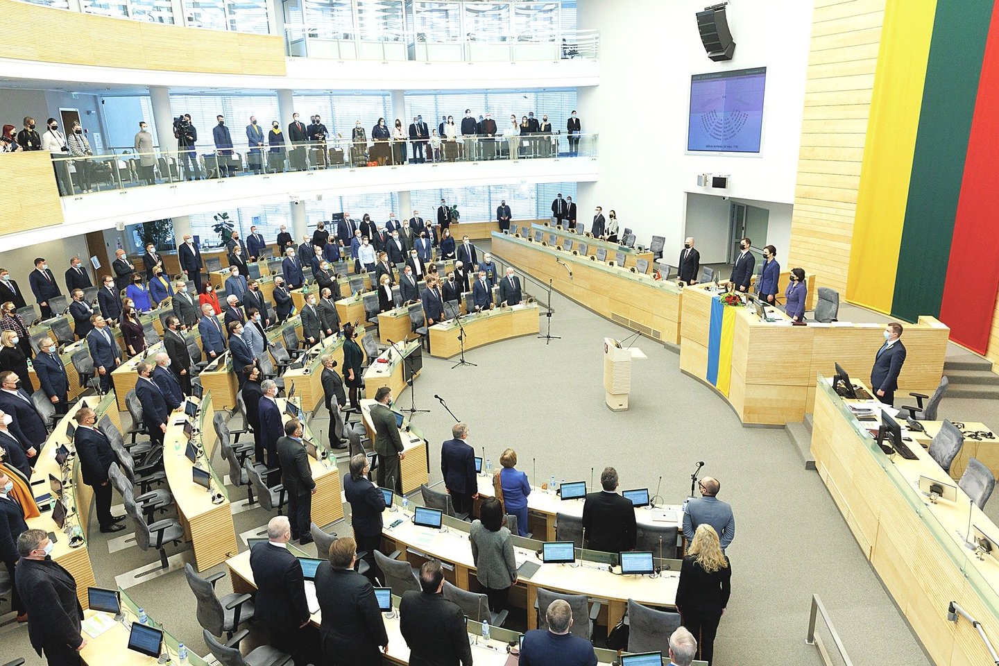 Seimas ketvirtadienį pradėjo pavasario sesiją – parlamentarams sugiedojus himną užvirė diskusijos.<br>T.Bauro nuotr.
