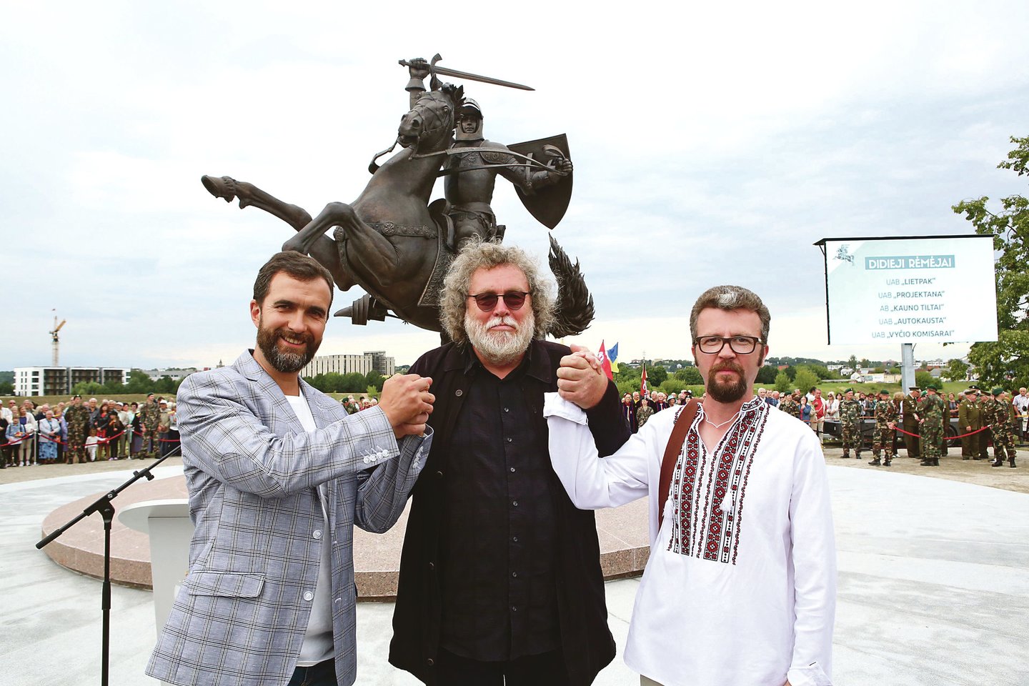 Atidengiant „Laisvės kario“ skulptūrą šventėje dalyvavo skulptoriai (iš kairės) B.Krylovas, A.Sakalauskas ir O.Sydorukas.<br>M.Patašiaus nuotr.