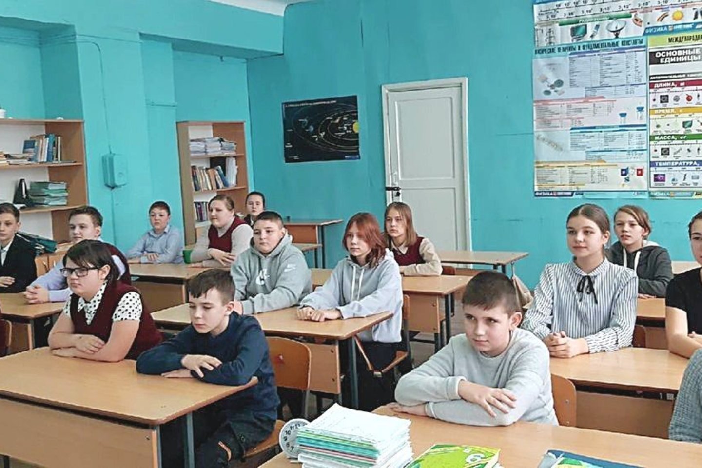 Tuo metu, kai Rusijos ugdymo įstaigose (nuotr.) specialiose pamokose vaikams aiškinama, kad rusai gelbėja Ukrainą nuo genocido ir kad negalima tikėti vaizdo įrašais apie žuvusius civilius gyventojus, į ukrainiečių mokyklas lekia raketos.<br>AP/„Scanpix“ nuotr.