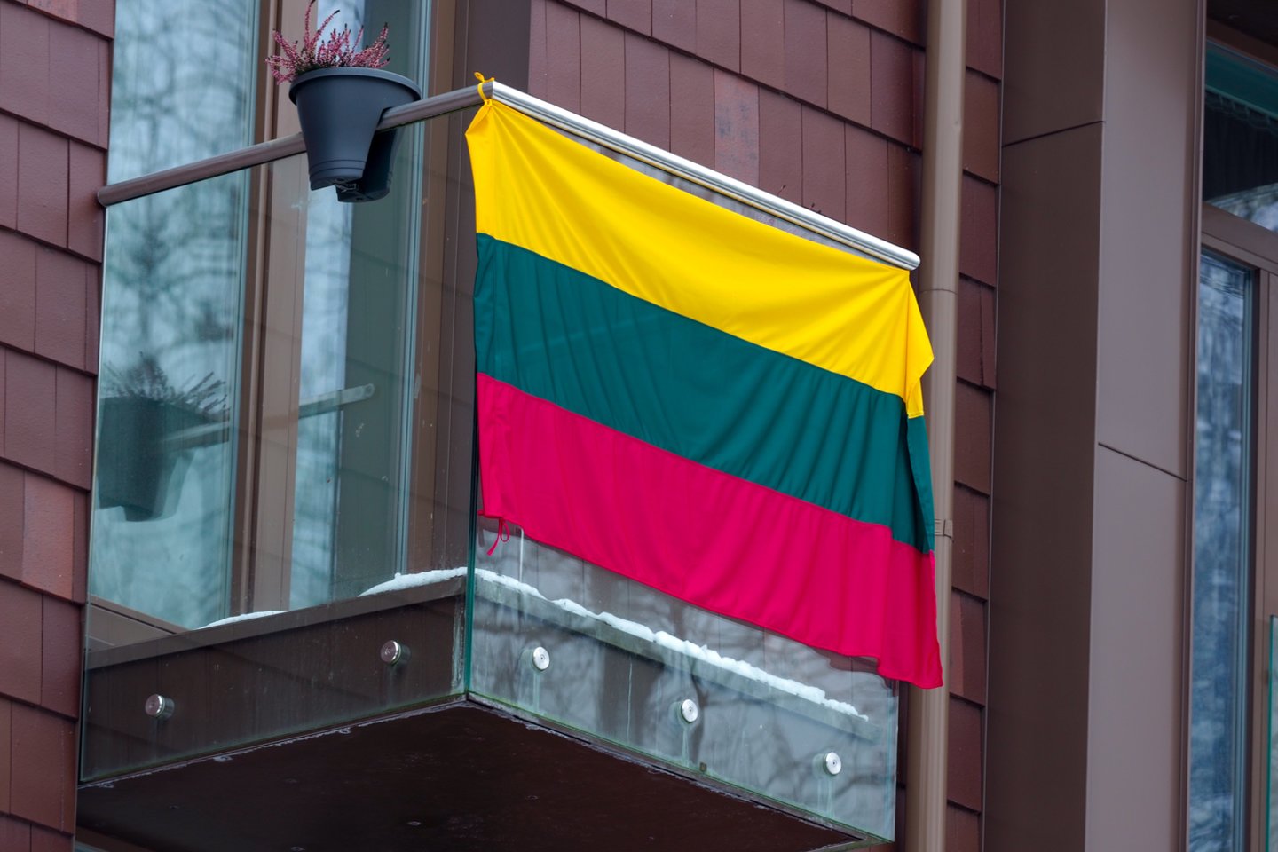 Visagine nuo namo pavogta Lietuvos valstybės vėliava.<br>V.Ščiavinsko asociatyvi nuotr.