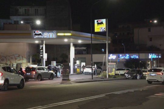 Italijai sustabdžius naftos pirkimą iš Rusijos smarkiai šoktelėjo kuro kainos: kolonėlėse nusidriekė eilės
