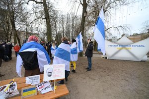 Karą Ukrainoje smerkiantys rusai protestavo prie Rusijos ambasados: „Kruvinos praeities įsikabinęs režimas privedė šalį iki agonijos“
