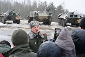 Baltarusija į pasienį siunčia penkias bataliono taktines grupes, bet neigia, kad ruošiasi invazijai į Ukrainą