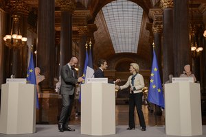 ES svarsto galimybę siųsti daugiau ginklų Ukrainai, išplėsti sankcijas Rusijai