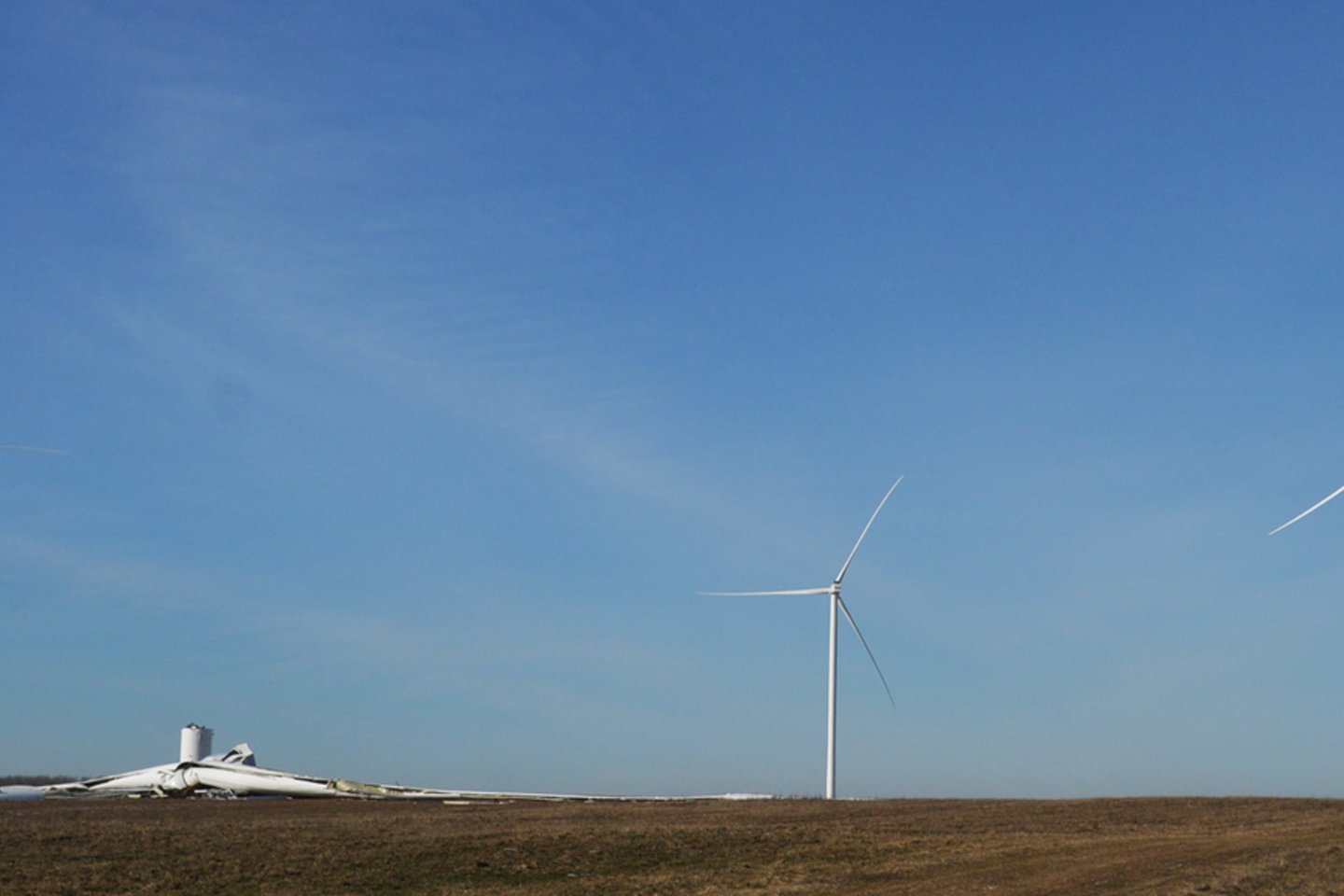 Šalia Staškūniškio nuvirto vėjo jėgainių parko vėjo turbina.<br>„Anykštos“ archyvo nuotr.