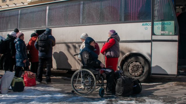 Rusai be gailesčio taikosi į humanitarinius koridorius: šaudo į žmones ir juos vežančius traukinius