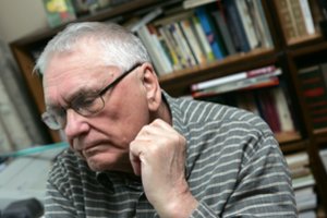 Mirė poetas Algimantas Baltakis