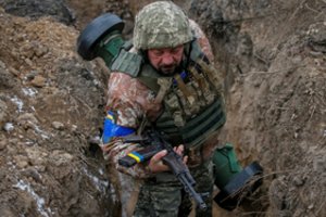 Karas Ukrainoje: Maskva kaltinama panaudojusi draudžiamą ginklą, Mariupolyje žuvo daugiau nei 2 tūkst. žmonių