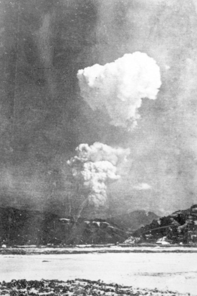  Hirosimos atominės bombos debesis praėjus 2-5 minutėms po sprogimo.<br> Wikimedia commons