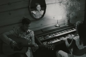 Grupė „jauti“ ir Gabrielė Vilkickytė pristato jautrią dainą: klipe nusifilmavo žinoma pora