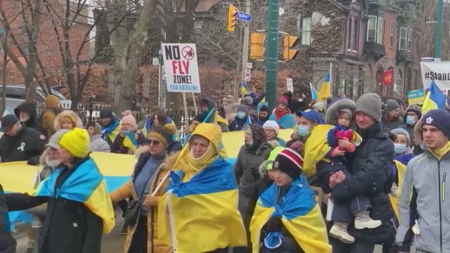 Toronte – demonstrantų žinutė NATO: reikalauja įvesti neskraidymo zoną virš Ukrainos