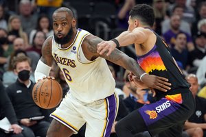 NBA lyderis „Phoenix Suns“ be gailesčio sudorojo istorinę žymą pasiekusio LeBrono Jameso kompaniją