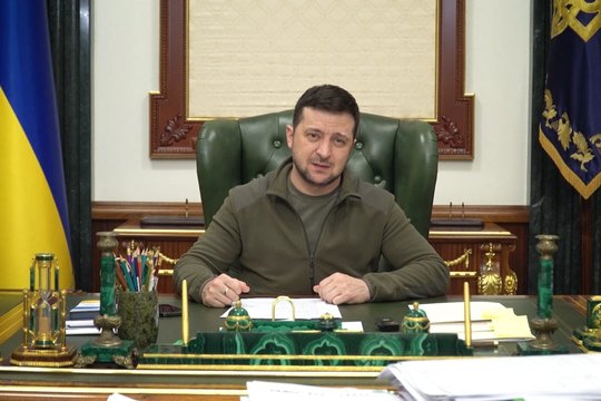 V. Zelenskis kreipėsi į NATO: jei „neuždarysite“ dangaus – laiko klausimas, kada Rusijos raketos nukris pas jus