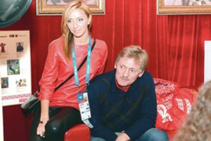 Buvusi draugė kreipėsi į V. Putino atstovo D. Peskovo žmoną čiuožėją: „Jūs ne žmonės, tavo vyras atsakingas už pragarą Ukrainoje“