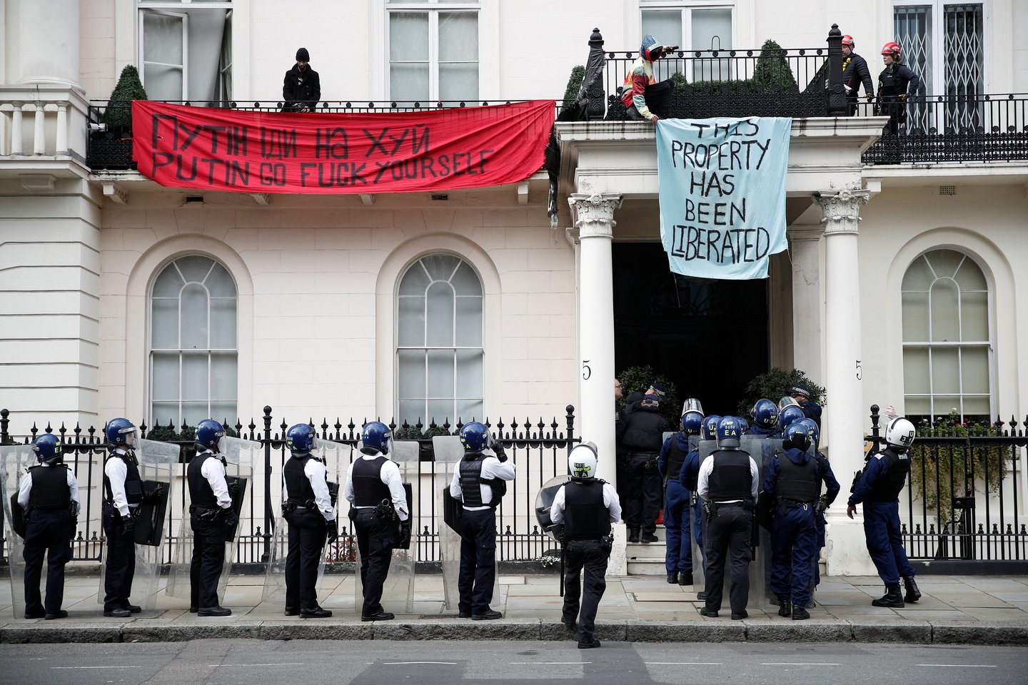  Londone protestuotojai užėmė su rusų oligarchu susijusį namą.  <br> Reuters/Scanpix nuotr.