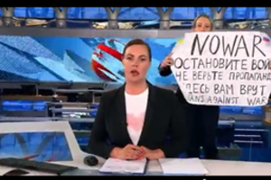 Į Rusijos propagandinio kanalo eterį išbėgo darbuotoja su antikariniu plakatu: moteris jau sulaikyta