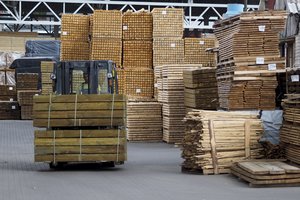 Medienos nebeįperka ir atšaukia užsakymus – naudodamiesi situacija tiekėjai kainas didina kasdien