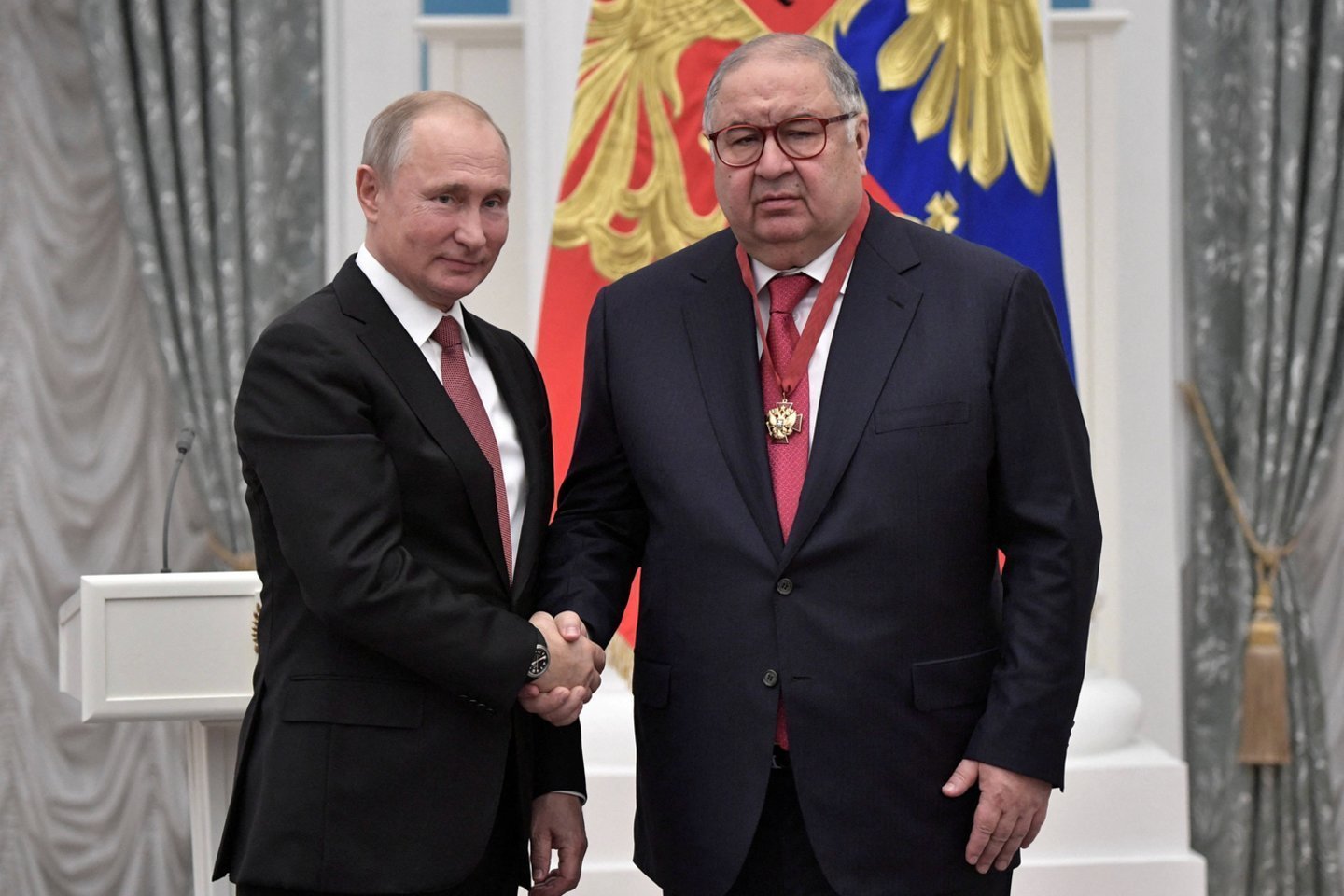 A.Usmanovas (dešinėje) laikomas mylimiausiu V.Putino oligarchu.<br>Reuters/Scanpix nuotr.