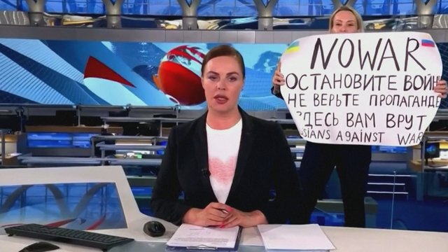 Rusijos televizijos eteryje su plakatu prieš karą Ukrainoje pasirodžiusi darbuotoja sulaikyta