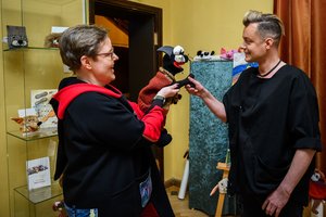 Parodoje savo darbus pristačiusios pirštininių lėlių kūrėjos Erikos dėmesyje – ir žinomi žmonės