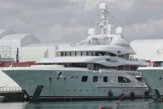 Ispanijos valdžia Barselonoje areštavo jachtą, siejamą su Rusijos oligarchu S. Chemezovu