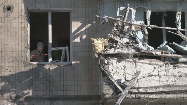 Rusijos pajėgos apšaudė gyvenamuosius rajonus Kyjive: kilo didžiulis gaisras, du žmonės žuvo