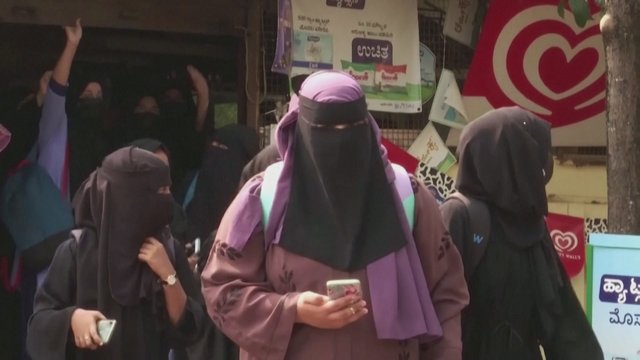 Indijos teismas palaiko vienos iš šalies valstijų draudimą mokyklose dėvėti hidžabus