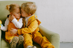 6 žingsniai, kurie padės sumažinti brolių ir seserų konkurenciją šeimoje